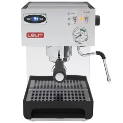 Machine à café à levier Lelit Anna PL41TEM capable de préparer du lait chaud.