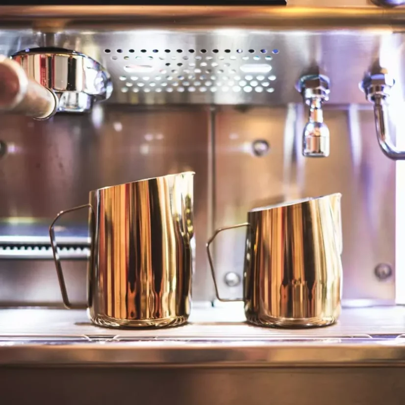 Ručne vyrábaná kanvica na mlieko Barista & Co Dial In z ružovej mosadze s objemom 600 ml.