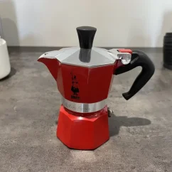 Rozbalená konvica Bialetti Moka Express na 1 šálku v červenej farbe.