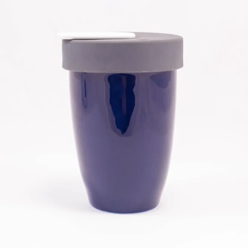 Mug isotherme Loveramics Nomad de 250 ml en couleur denim, adapté pour la voiture, idéal pour voyager.