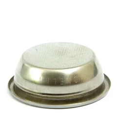 Cesta de Nuova Simonelli para portafiltro sobre fondo blanco, con la base hacia arriba. Cesta de Nuova Simonelli para portafiltro sobre fondo blanco, con la base hacia arriba.