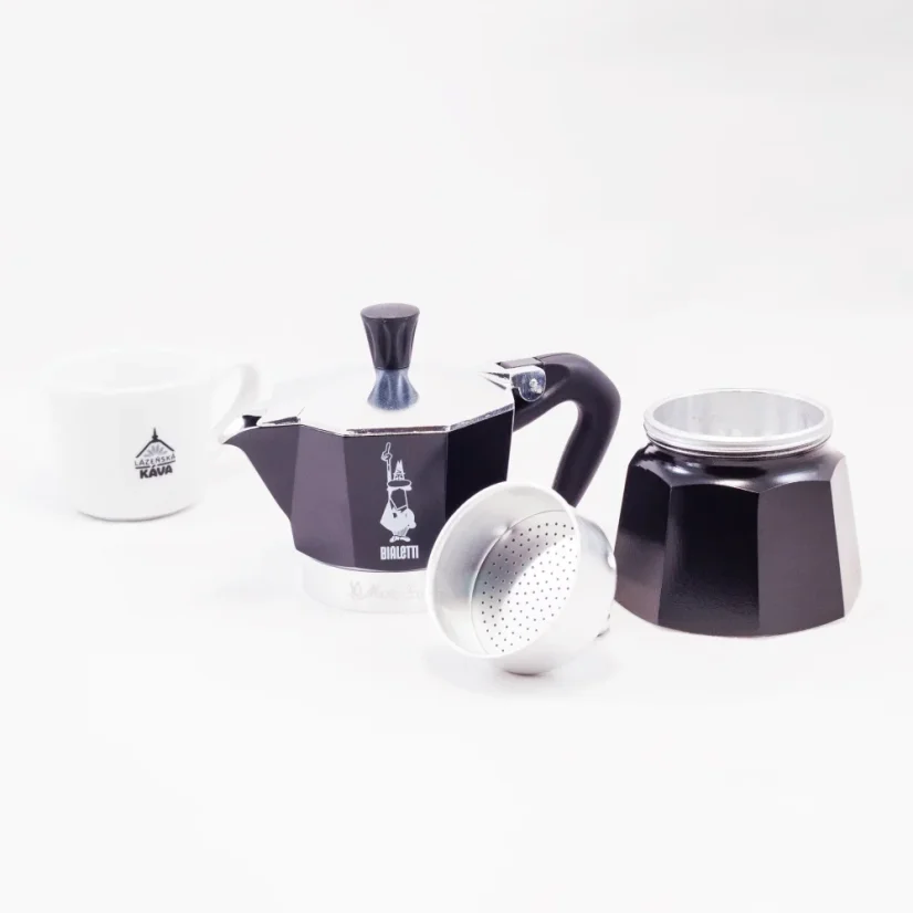 Cafetera Moka Bialetti Moka Express con capacidad para 3 tazas en acabado negro, apta para fuente de calor vitrocerámica.