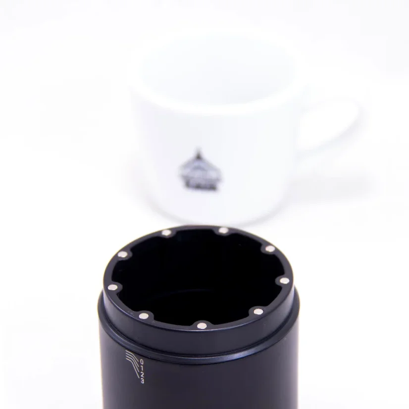 Ručný mlynček na kávu Goat Story Arco navrhnutý pre alternatívne metódy prípravy kávy.