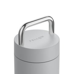 Gobelet de voyage pratique Fellow Carter Carry au design gris avec une poignée en acier inoxydable.