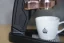 Čierny Espresso Maker Flair Pro 2, detail na šálku kávy pri príprave espressa