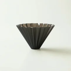 Plastový dripper Origami Air v veľkosti M. Čierne prevedenie.