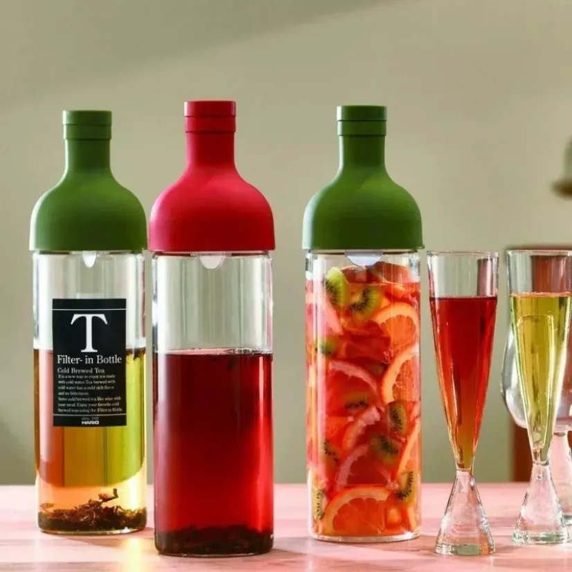 Bouteille filtre à thé Hario Cold Brew de 750 ml en couleur rouge est idéale pour préparer du thé glacé et est fabriquée en silicone, garantissant sa durabilité.