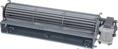 Tangentialventilator mat engem laange zylindresche Leefrad an engem säitlech agebauten Motor.