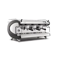 Máquina de café espresso Nuova Simonelli Aurelia Wave 3GR V en elegante color negro con un tiempo de calentamiento de solo 50 minutos. Máquina de café espresso Nuova Simonelli Aurelia Wave 3GR V en elegante color negro con un tiempo de calentamiento de solo 50 minutos.
