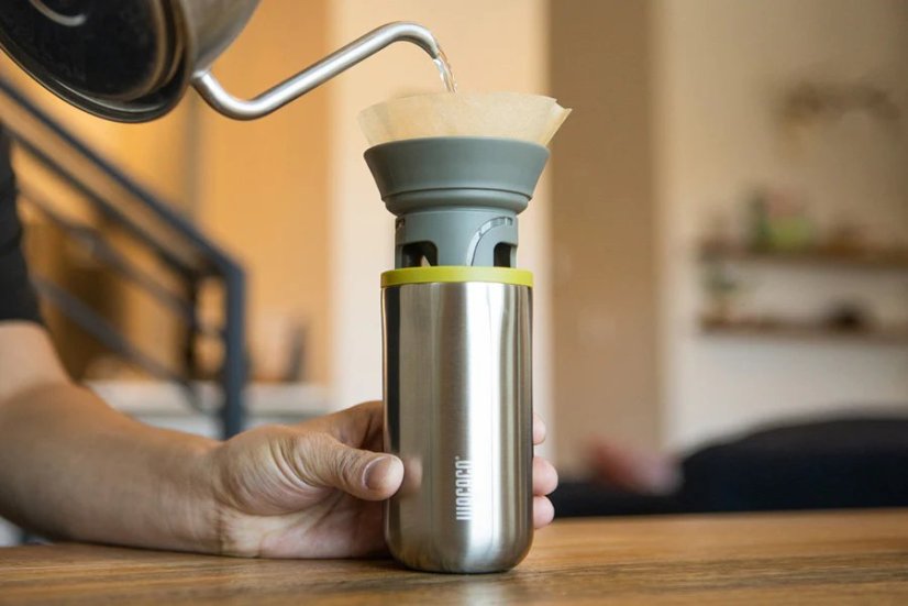 Preparation of coffee in the Wacaco Cuppamoka coffee maker.