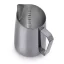Pichet barista noir pour la montée de lait d'une capacité de 600 ml, détail sur la graduation Pichet barista noir pour la montée de lait d'une capacité de 600 ml, détail sur la graduation