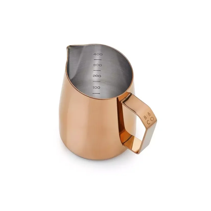 Jarra de latón rosa de Barista & Co Dial In con capacidad de 420 ml, ideal para preparar espuma perfecta para cappuccino.
