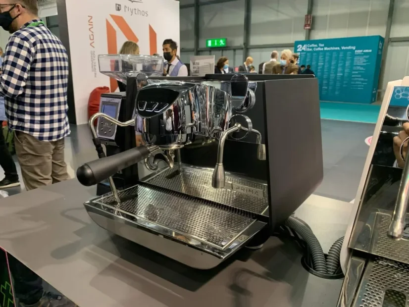 Profesionálny pákový kávovar Victoria Arduino Eagle One Prima Black s príkonom 1600W, ideálny pre kaviarne a reštaurácie.