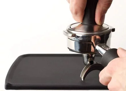 Schwarze Tampermatte, ideal für ein stabiles und sauberes Tamping von Kaffee.
