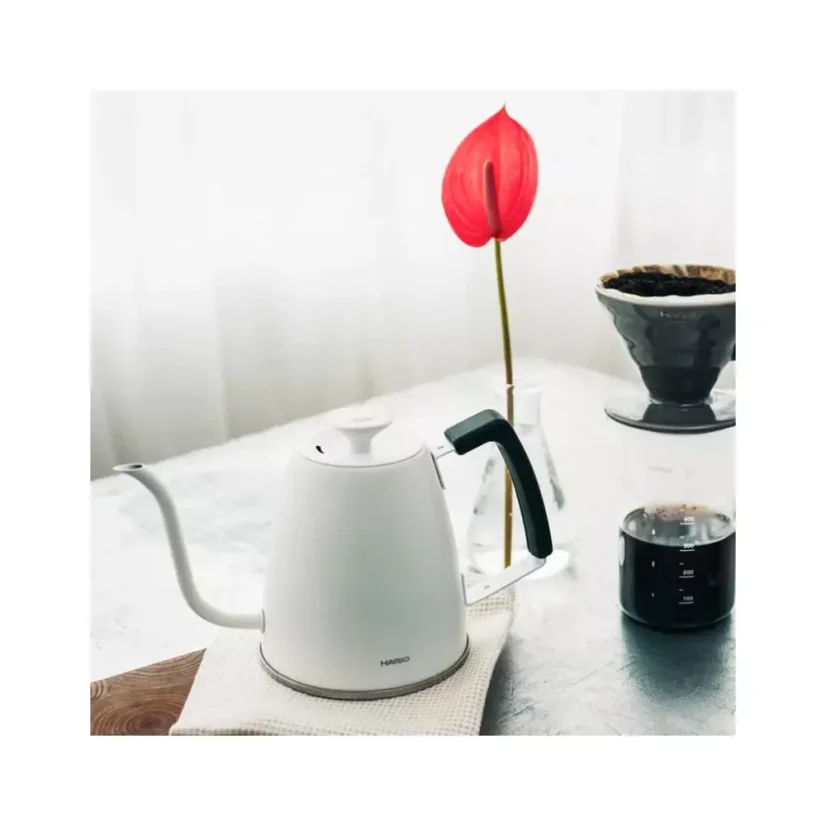 La carafe Smart G de Hario d'une capacité de 1400 ml en blanc élégant est idéale pour un versement précis grâce à son col de cygne.