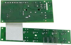 Récksäit vum Plackenset, verbonne mat engem flaachen Kabel, mat siichtbare gelötte Verbindungen Récksäit vum Plackenset, verbonne mat engem flaachen Kabel, mat siichtbare gelötte Verbindungen