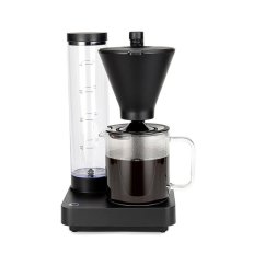 Kávovar na filtrovanú kávu Wilfa Performance Compact CM8B-A100 v čiernej farbe.