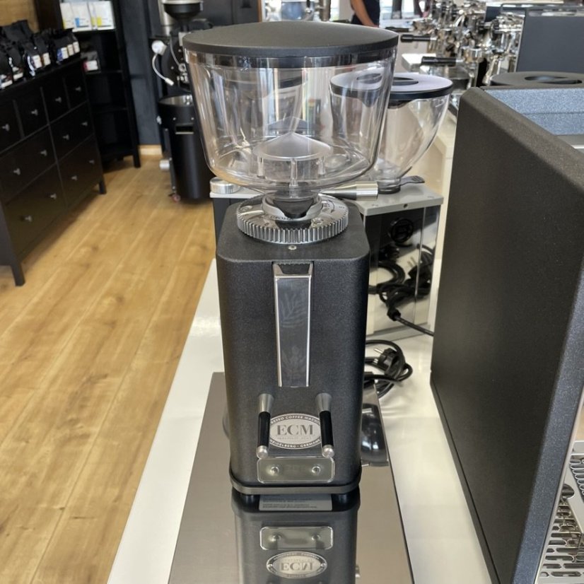 Espressový mlynček na kávu ECM C-Manuale 54 v elegantnej sivej farbe. 