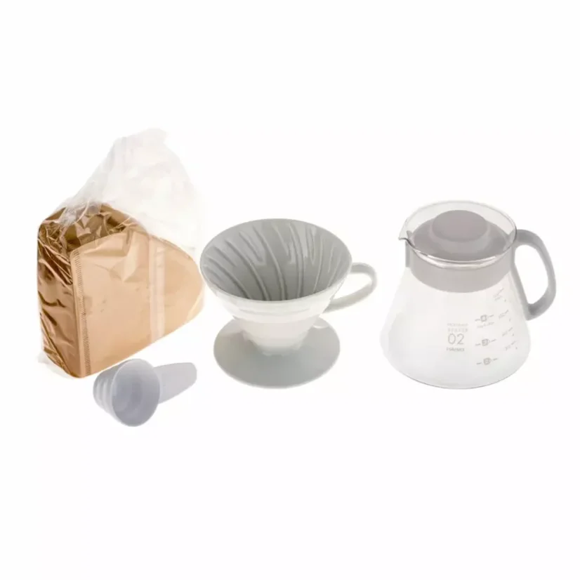 Le set Hario V60-02 en céramique est un élégant filtre à café qui offre une capacité de 600 ml pour préparer un café savoureux.