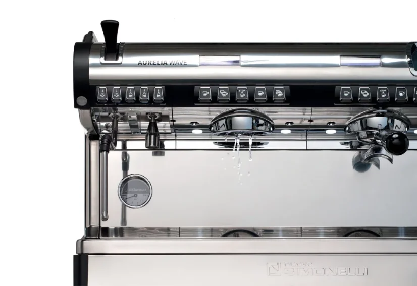 Profesionálny pákový kávovar Nuova Simonelli Aurelia Wave 2GR v bielej farbe, napätie 230V.