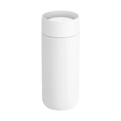 Termobecher Fellow Carter Move Mug 360 Sip Lid Weiß mit einem Fassungsvermögen von 473 ml in Weiß mit doppelwandiger Isolierung hält Getränke länger warm.