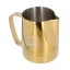 Zlatá kanvica na mlieko Barista Space Golden s objemom 600 ml, ideálna na prípravu perfektnej peny. Zlatá kanvica na mlieko Barista Space Golden s objemom 600 ml, ideálna na prípravu perfektnej peny.