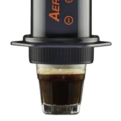 AeroPress Flow Control peut créer une mousse légère grâce à la pression.