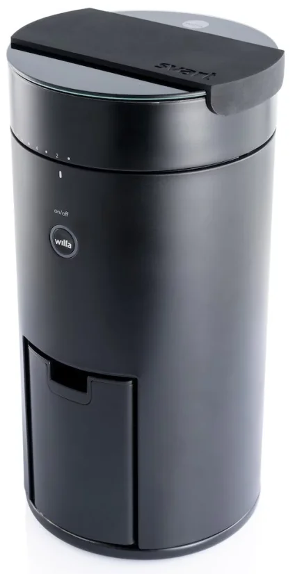 Čierny elektrický mlynček na kávu na bielom pozadí, pohľad z boku.