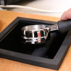Wbudowany czarny gumowy odklepywacz do zużytej kawy z dźwignią