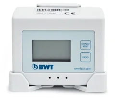 Écran LCD de la marque BMWT AQA pour la filtration de l'eau sur fond blanc.