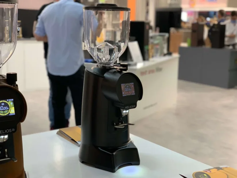 Espressový mlynček na kávu Eureka Helios 65 v šedej farbe vyrobený z nerezovej ocele.