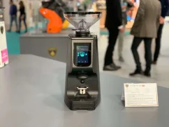 Espressový mlynček na kávu Eureka Atom IoT 65 s príkonom 900 W, ideálny pre milovníkov silného espressa.