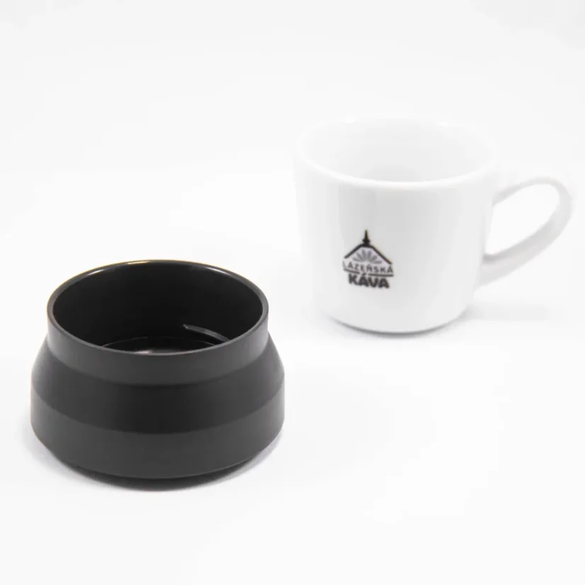 Deckel der Kinto Thermoflasche auf weißem Hintergrund mit einer Kaffeetasse