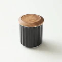 Dóza en porcelaine noire pour le café en origami.
