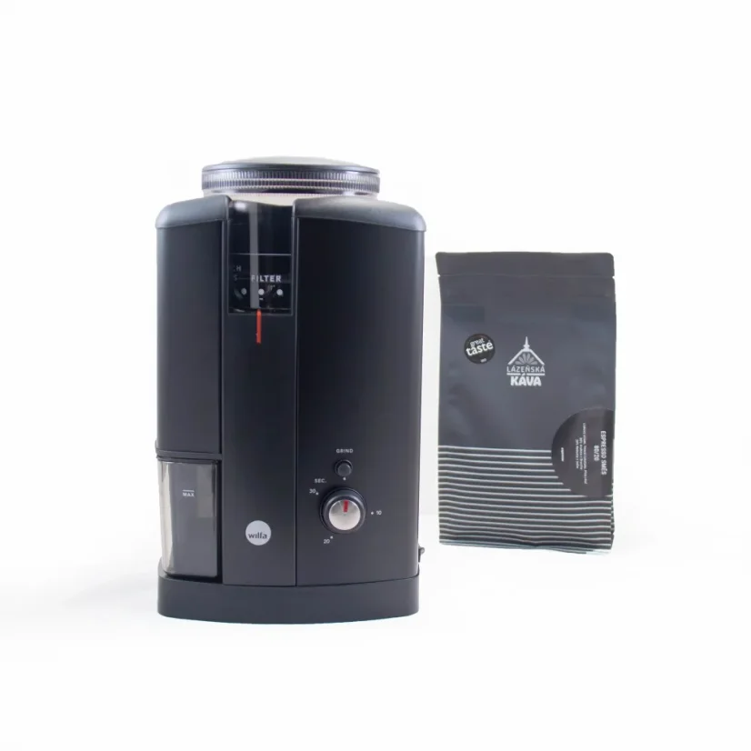 Čierny elektrický mlynček na kávu s balíčkom kávy