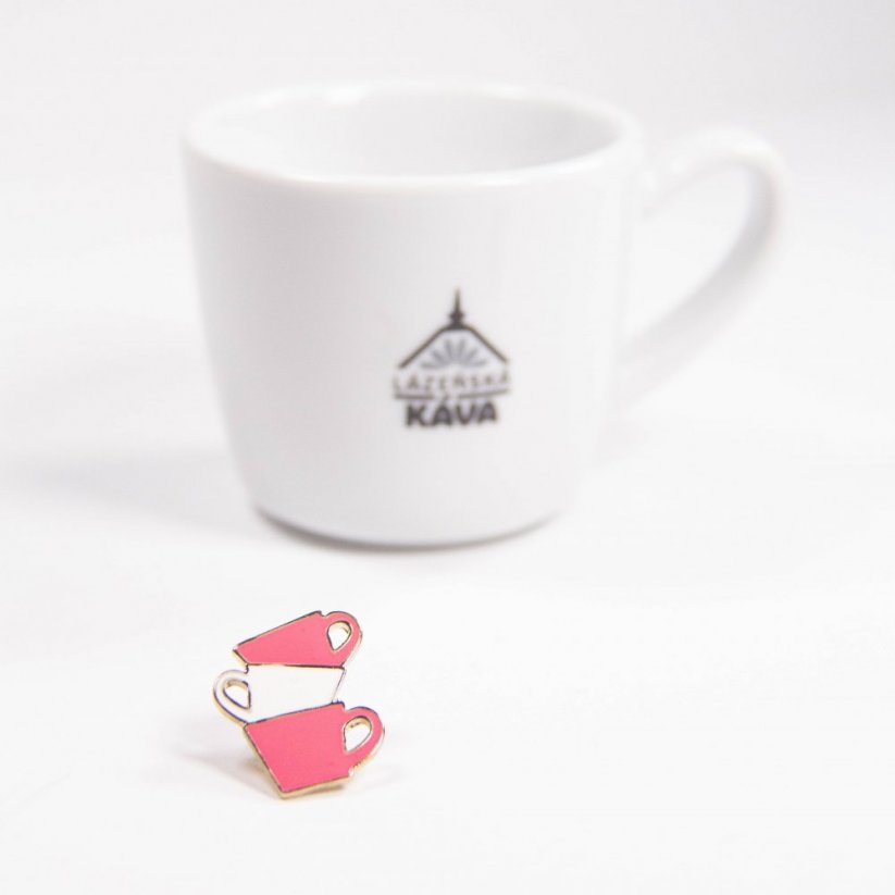 Edo badge roze beker naast de koffiekop.