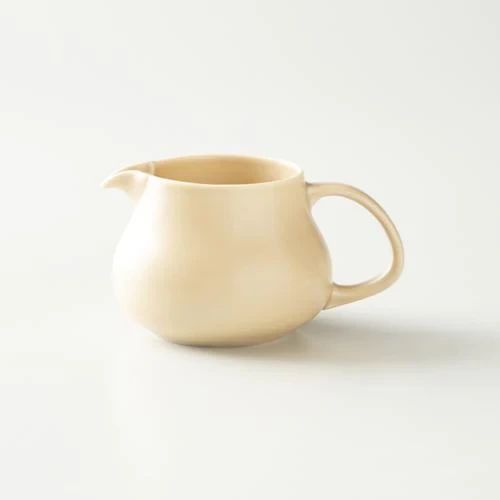 Serveur à café de couleur beige.