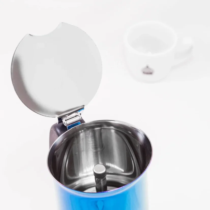 Cafetière Moka Bialetti New Venus Blue pour 6 tasses, idéale pour la préparation d'une boisson café fort et aromatique.