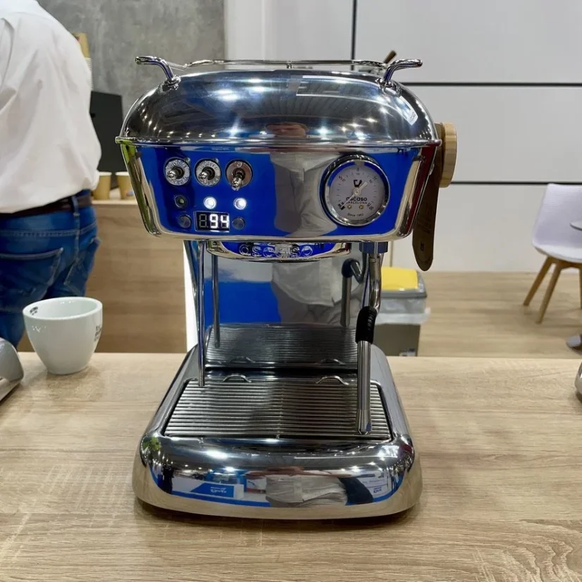 Haus-Espressomaschine Ascaso Dream PID in glänzender Aluminiumausführung mit Edelstahlkessel.