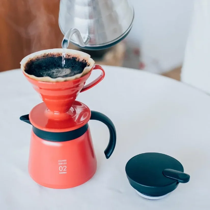 Carafe en acier inoxydable V60-02 de Hario d'une capacité de 600 ml en rouge.