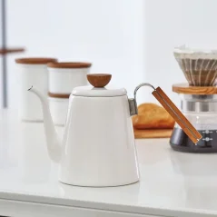 White enamel Hario Bona kettle with a capacity of 800 ml and an elegant gooseneck, ideal for precise pouring.
