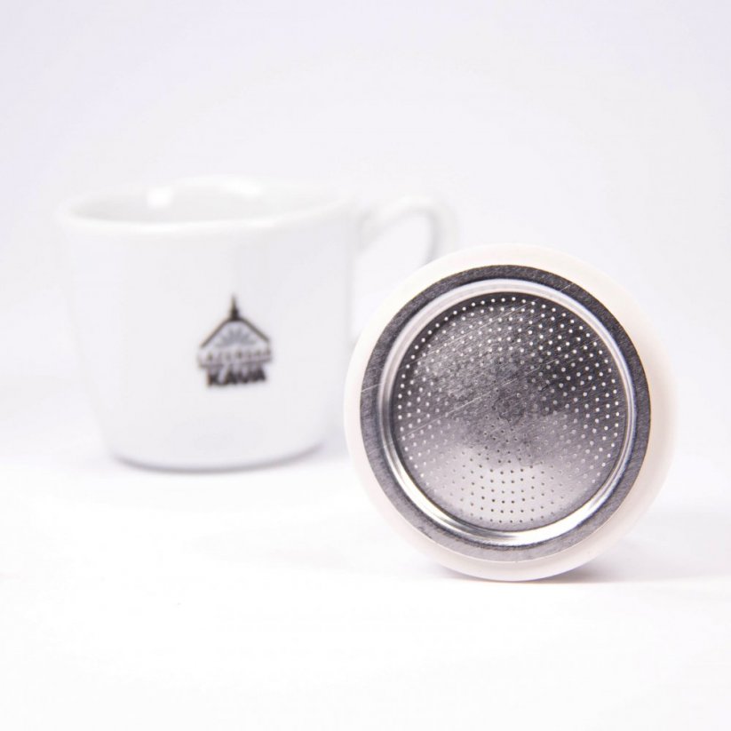 Spa Coffee logóval ellátott eszpresszócsésze a Bialetti mokkafőzőhöz való cserepecsét és szűrő mellett.
