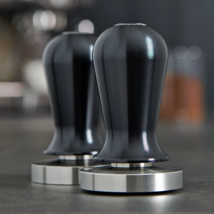 Tamper calibré noir de 53 mm.