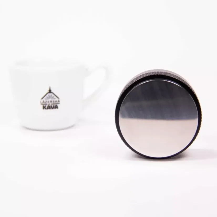 Szczegółowy widok na dystrybutor Rocket Espresso i tamper do przygotowywania espresso.