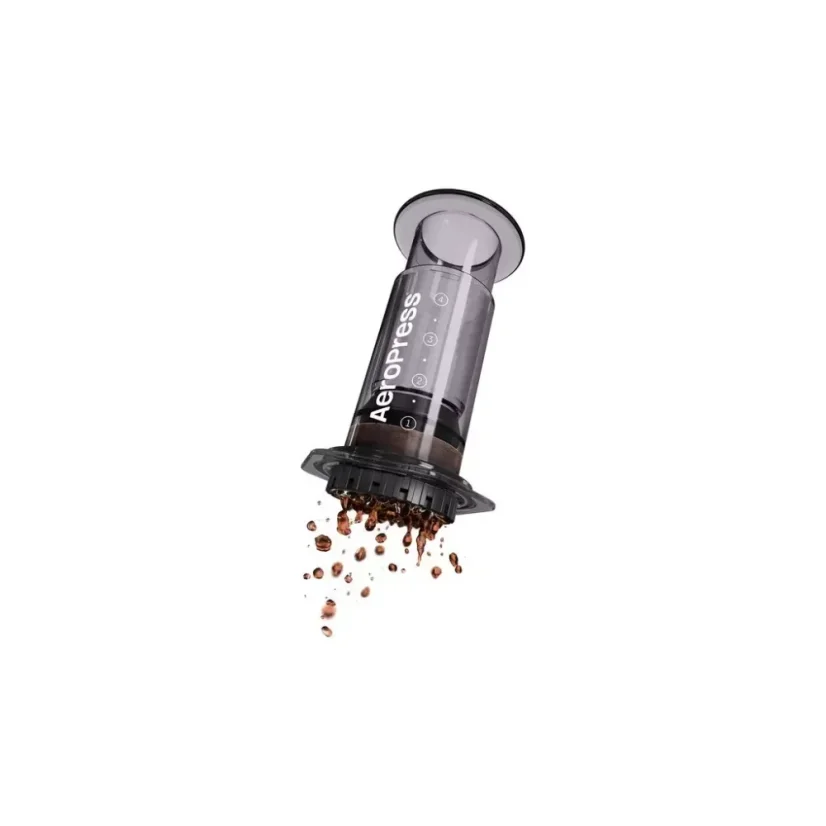 Aeropress Clear Smoked má krásny krištáľový čierny dizajn.