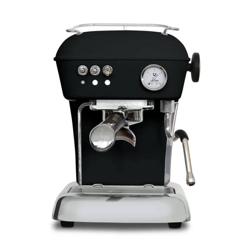 Haus-Espressomaschine Ascaso Dream ONE in elegantem Dunkelschwarz, ideal für die Zubereitung eines köstlichen Americano.