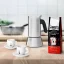 Café préparé dans une cafetière Bialetti New Venus, servi dans des tasses blanches.