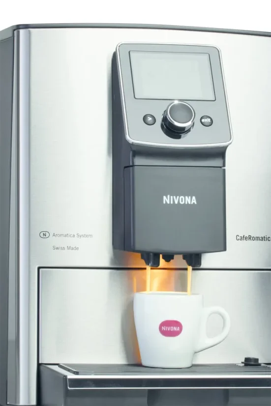 Automatický kávovar Nivona NICR 825 s vstavaným mlynčekom na kávu, ideálny pre ľahkú prípravu čerstvej kávy doma.