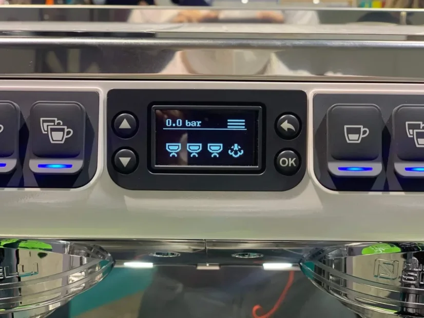 Profesionálny pákový kávovar Nuova Simonelli Appia Life XT 3GR V v červenej farbe, určený na prípravu espressa.