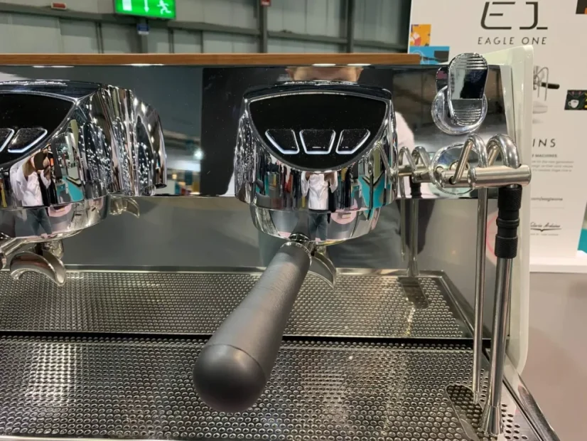 Profesionálny pákový kávovar Victoria Arduino Eagle One 3GR v chrómovom prevedení s dotykovým displejom.
